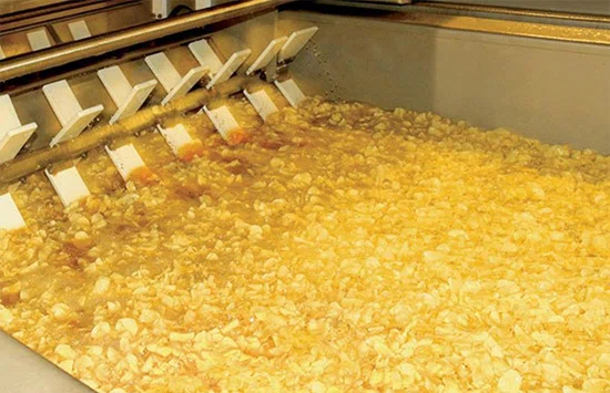 fritura industrial de patatas fritas en aceite